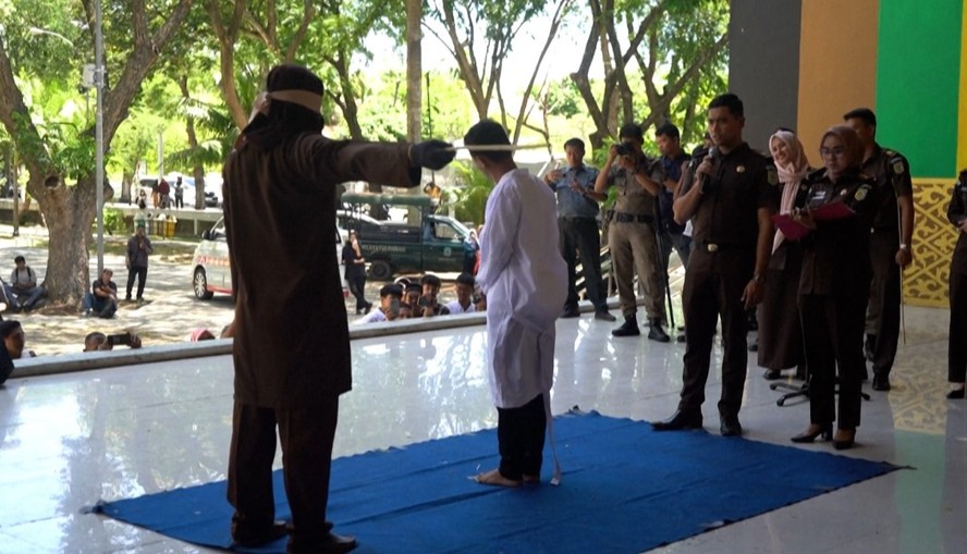 Dois homens foram açoitados publicamente nesta terça-feira (26/8) na província conservadora de Aceh, na Indonésia, após serem condenados por relação sexual entre si