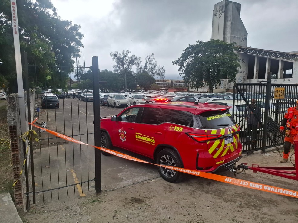 Viatura do Corpo de Bombeiros chega ao local onde perícia de queda de aeronaves foi feita — Foto: Marcos Nunes/Agência O GLOBO