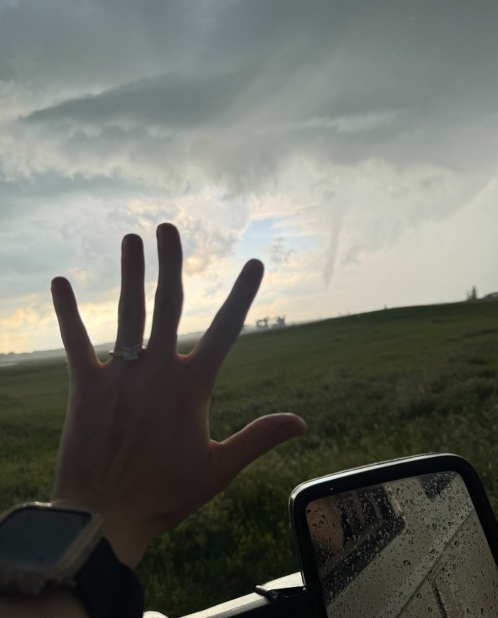 Paige exibe alian&ccedil;a de noivado &mdash; Foto: Reprodu&ccedil;&atilde;o/X