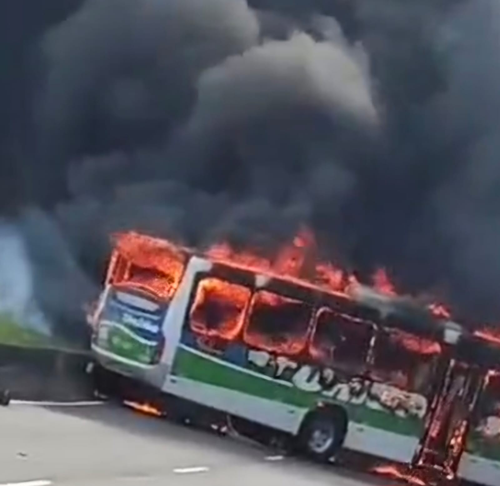 Morte de menino causa incêndio de ônibus na Baixada Fluminense, em Duque de Caxias