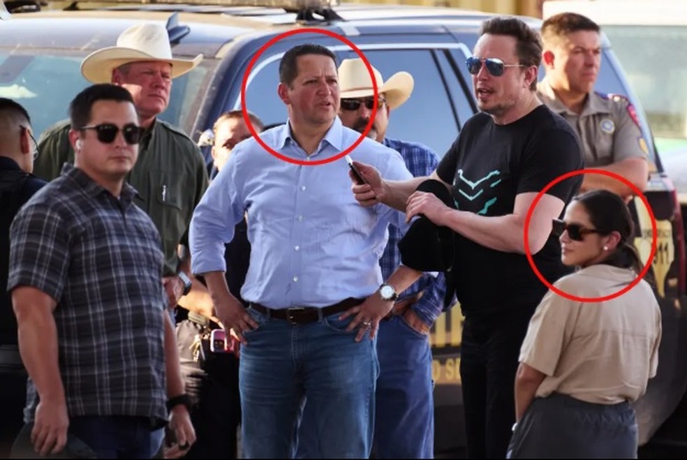 Em destaque, Tony Gonzales (à esquerda) e Regina Santos-Aviles, em evento com Elon Musk (entre os dois) — Foto: Reprodução