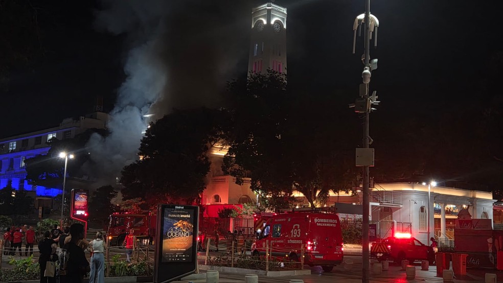 As chamas no Edifício Touring começaram por volta de 0h30 — Foto: Amanda Rosa