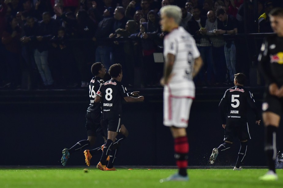 Flamengo é goleado pelo Red Bull Bragantino e cai para o quarto