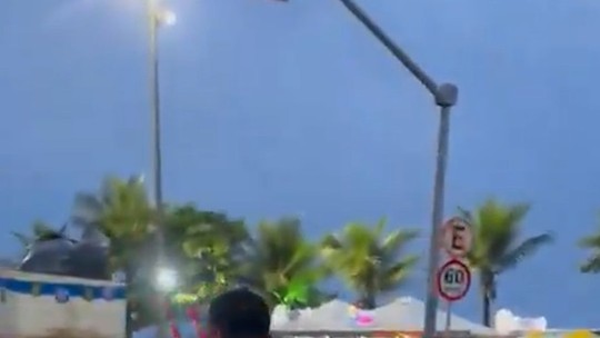 VÍDEO: Homem negro aparece acorrentado em ato de apoio a Flávio ...