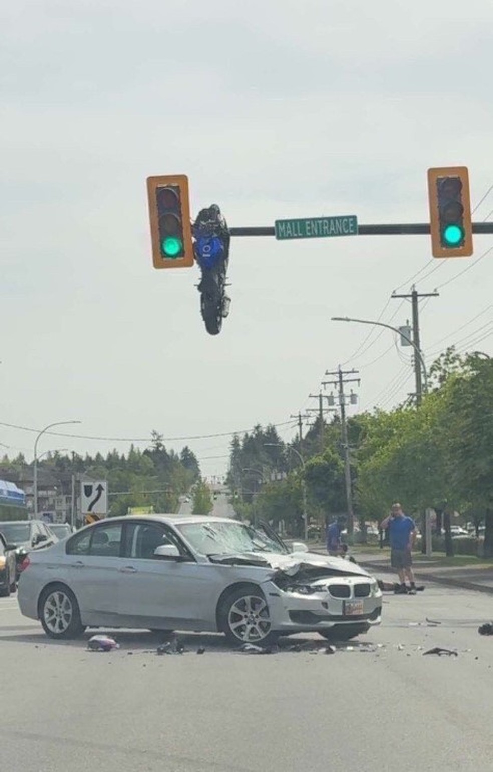 Acidente gravíssimo faz moto decolar e ficar presa em sinal de trânsito no Canadá — Foto: Reprodução/X