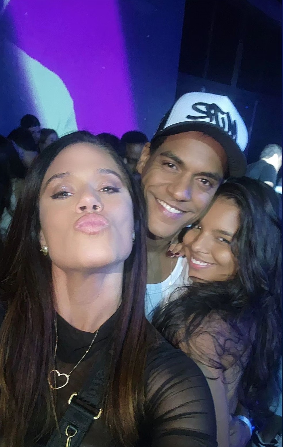Acompanhados de uma amiga, Marcello Melo Jr e Mell Muzzillo curtem show agarradinhos — Foto: reprodução/ instagram