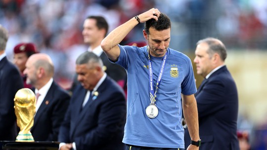 Sem garantir permanência na seleção argentina, Scaloni chora após vice na Copa: 'Sinto necessidade de pensar' Sem garantir permanência na seleção argentina, Scaloni chora após vice na Copa: 'Sinto necessidade de pensar'
