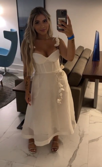 Yngryd mostrou foto do vestido nas redes sociais