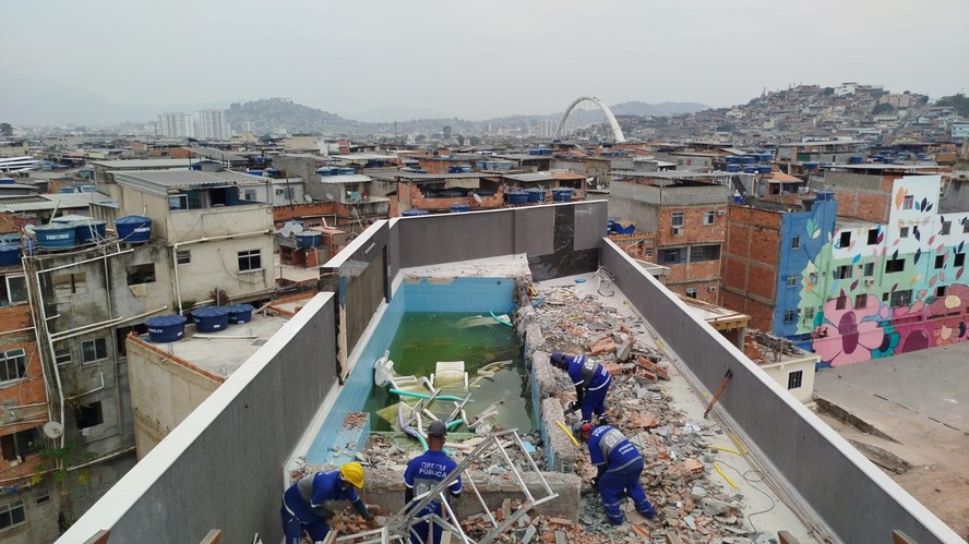 Piscina de uma das cobertura de luxo de condomínio da Maré foi demolida pela Seop
