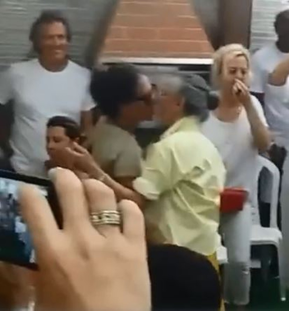 Beijo de Gilda Midani e Maria Bethânia repercutiu em 2022 — Foto: Reprodução/Instagram