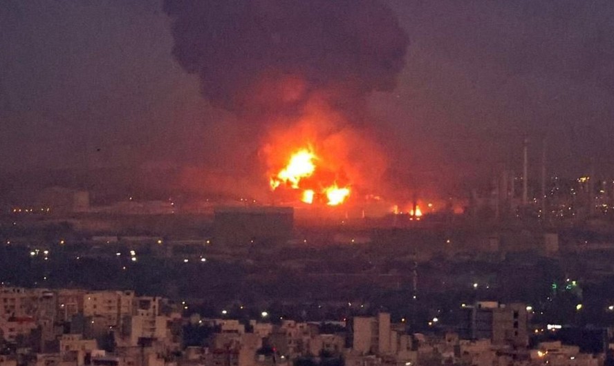 Israel realiza ataque de retaliação contra alvos militares do Irã;  explosões são ouvidas em Teerã