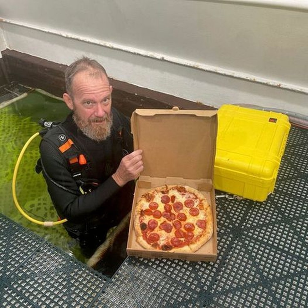Rob Doyle, entregador de pizza por baixo d'água — Foto: Reprodução / Facebook