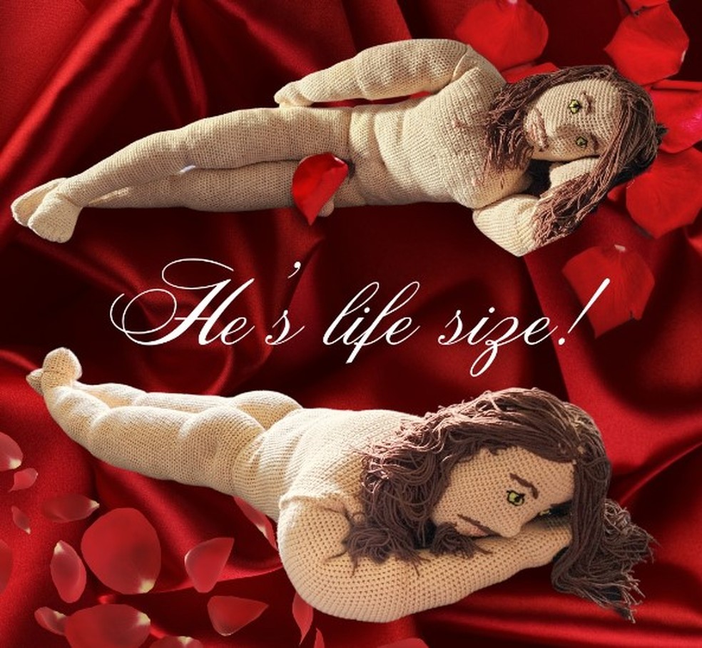 Mulher faz r&eacute;plica em croch&ecirc; do namorado para quando dormir sozinha e recebe propostas de compra na web &mdash; Foto: Reprodu&ccedil;&atilde;o/Instagram