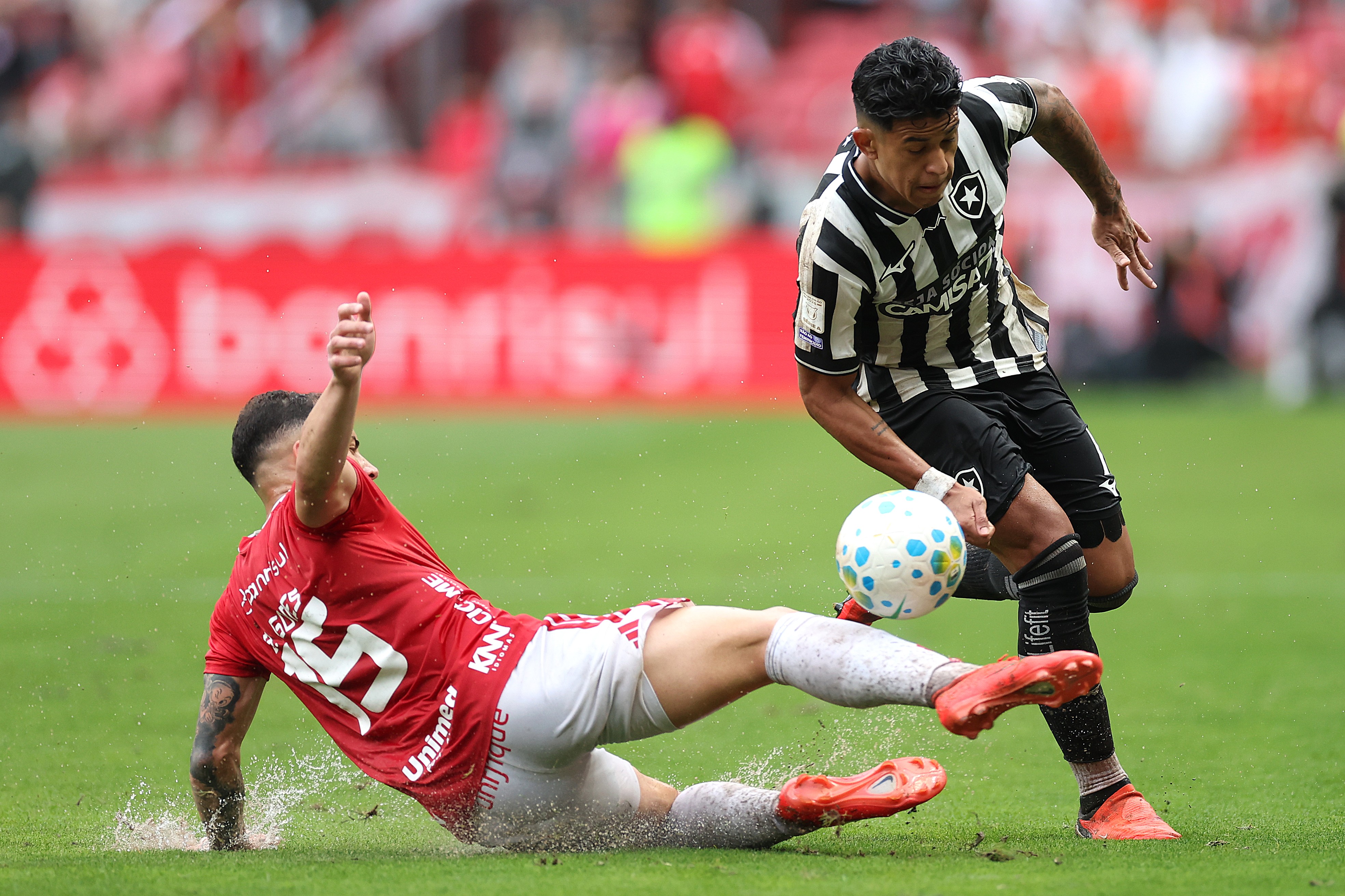 Botafogo é dominado pelo Internacional e perde por 3 a 0 no Beira-Rio