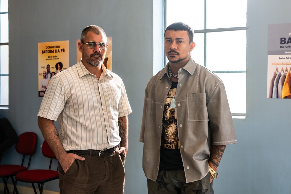 Jorginho (Juliano Cazarré) e Bagdá (Xamã) se encontram em "Três Graças" — Foto: Estevam Avellar/Rede Globo/Divulgação