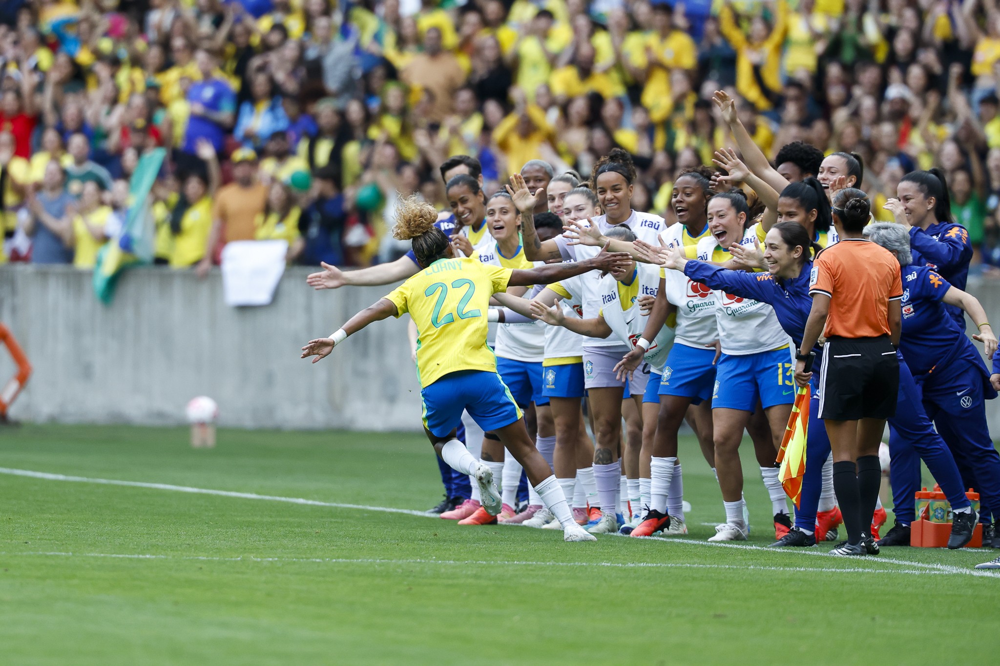 Com 1º tempo de luxo, seleção feminina vence Argentina em mais um teste para a Copa