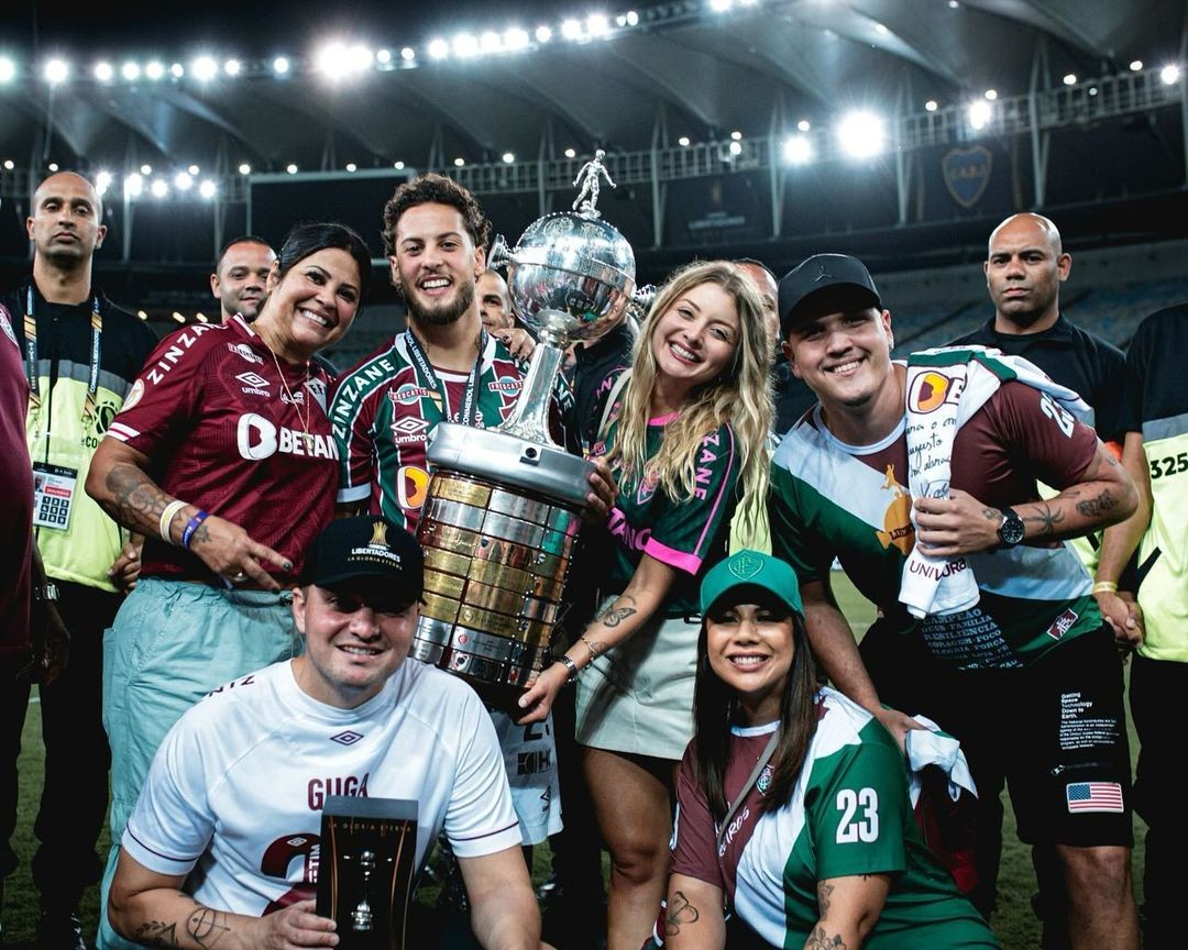 Guga celebra o título ao lado da namorada e de amigos — Foto: Reprodução