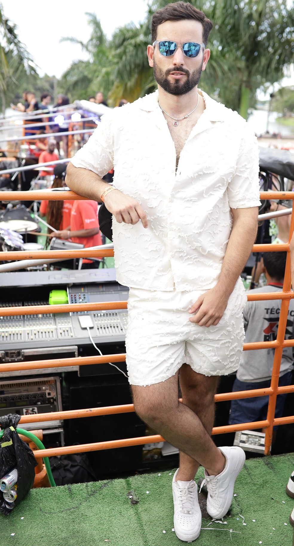 Matteus Amaral curtindo seu primeiro bloco de carnaval em Belo Horizonte — Foto: Fernando Alves
