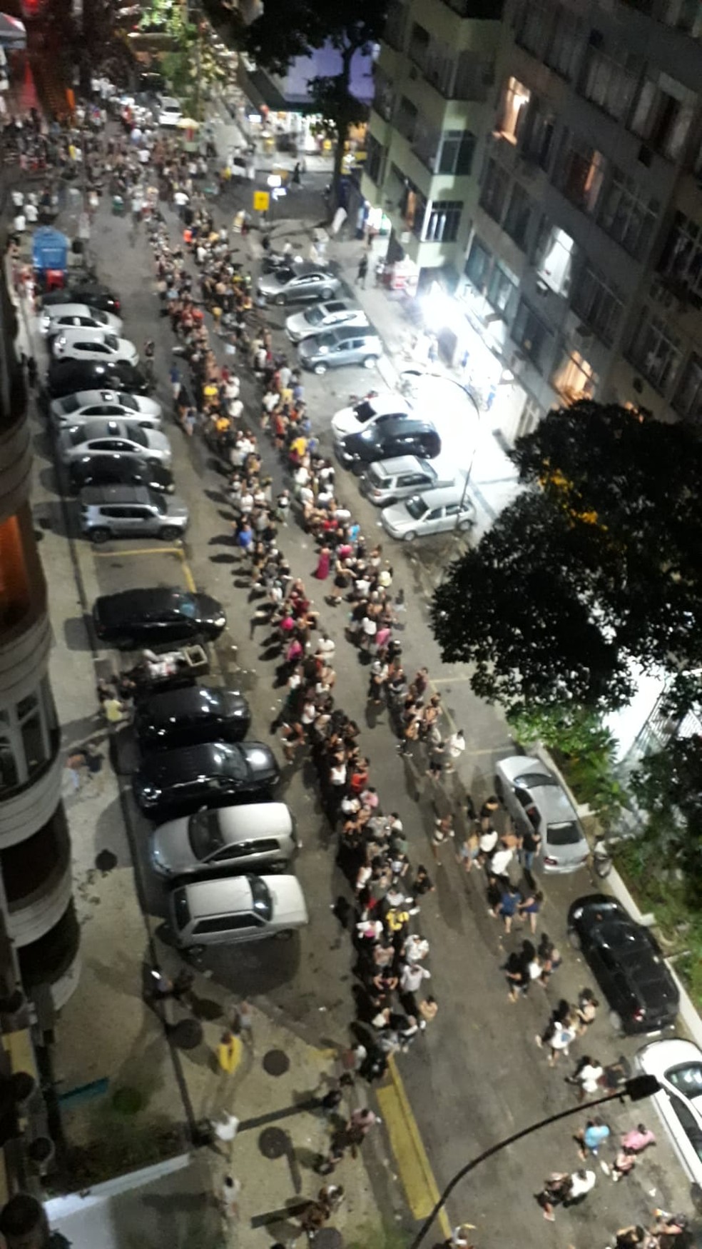 Um dos acessos à orla de Copacabana teve longas filas antes de liberar a entrada do público sem revista — Foto: Agência O Globo