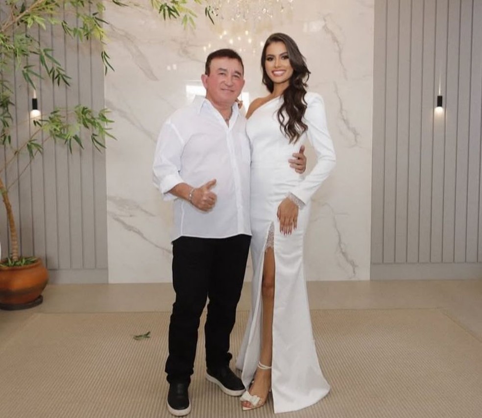 Amado Batista se casa no civil com a miss Calita Franciele &mdash; Foto: Instagram