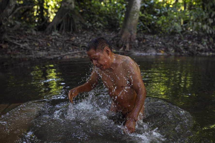 Pakyi se banha na floresta dentro do território Piripkura em Mato Grosso, Brasil