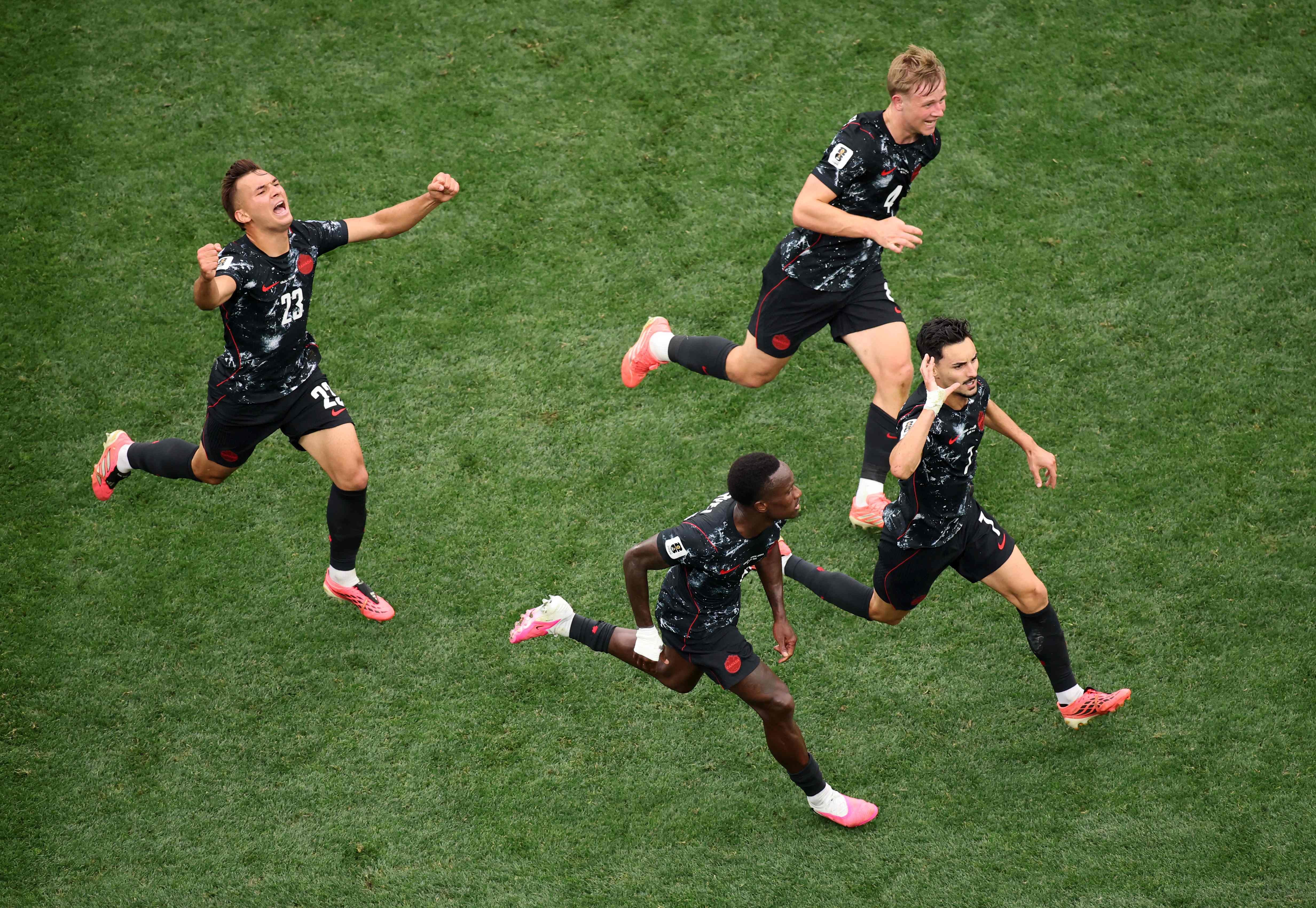 Canadá marca nos acréscimos, tira a África do Sul e garante a primeira vaga nas oitavas da Copa