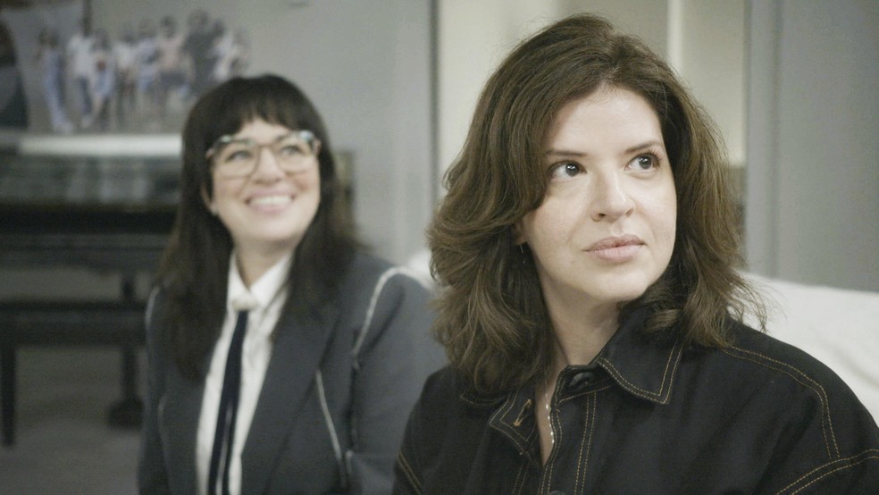 Carol (Karine Teles) e Natália (Mariana Santos) em 'Elas por elas' — Foto: Rede Globo/ Divulgação