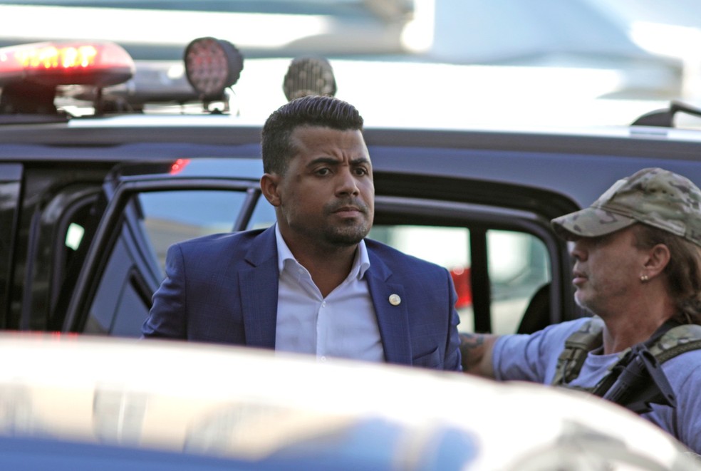 O deputado estadual TH Jóias chega à sede da PF no Rio após ser preso — Foto: Fabiano Rocha/Agência O Globo