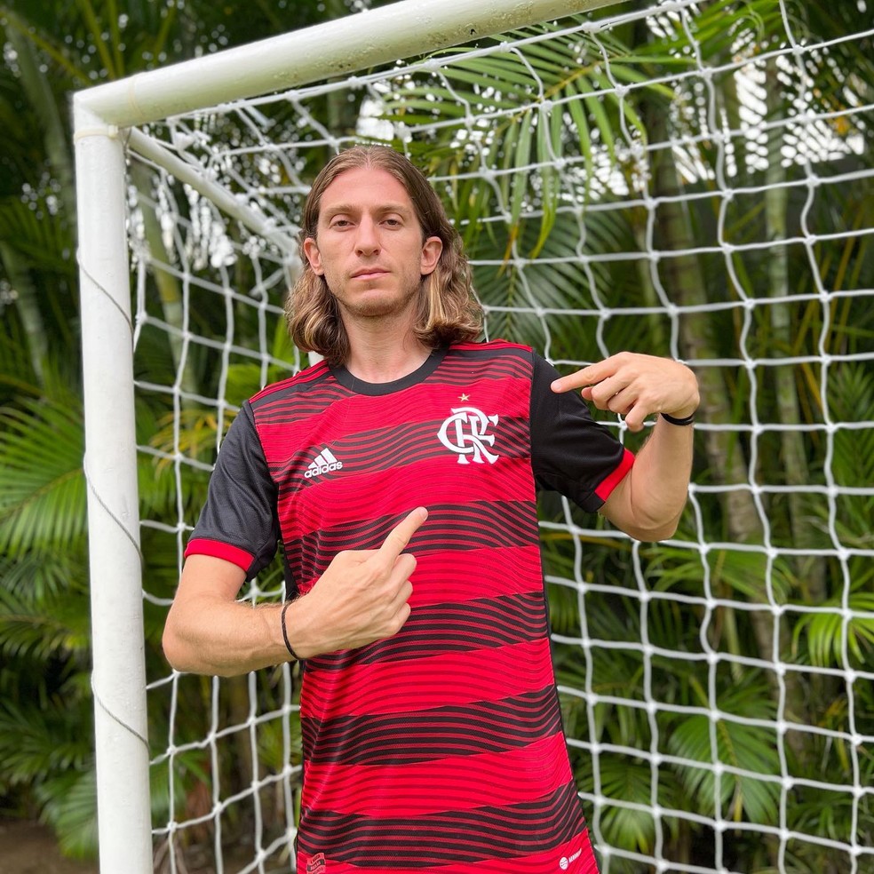 Filipe Luis no campo de sua mansão na Barra — Foto: reprodução/ instagram