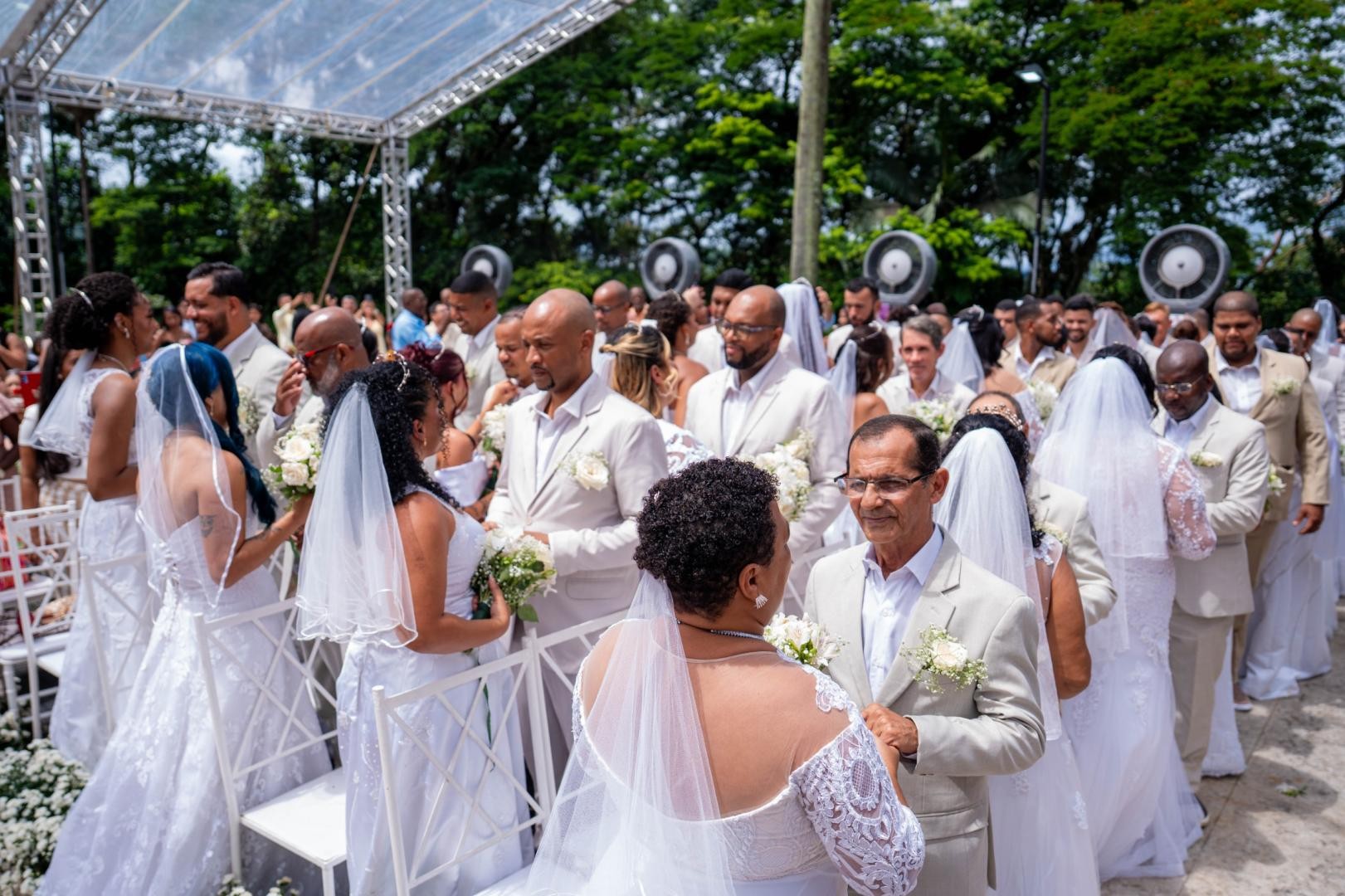 Lá vêm os noivos! Caxias é cenário de casamento coletivo