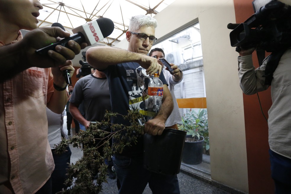O biólogo André Vicente Souza de Freitas ao ser preso na operação Seeds — Foto: Fabiano Rocha / Agência O Globo