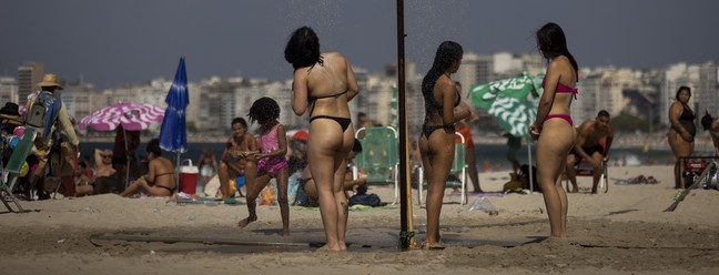 Quinta-feira bate recorde de calor na cidade. Na foto, banhistas na praia de Copacabana. — Foto: Márcia Foletto