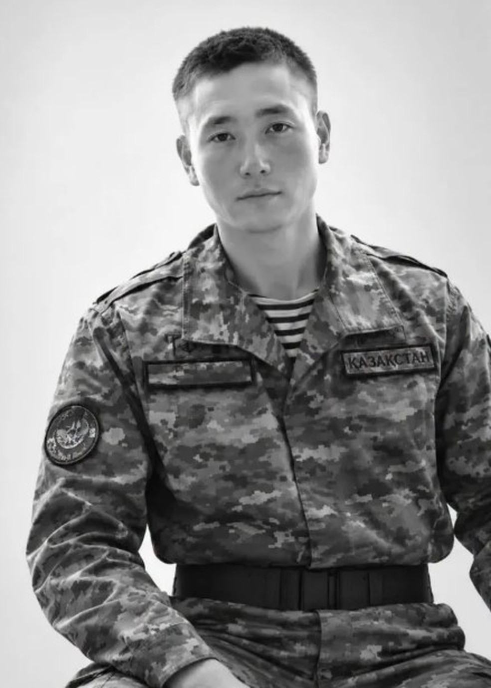 Omirbek Omirzak, que tinha 19 anos, foi um dos 14 mortos em trágico exercício militar cazaque no Mar Cáspio — Foto: Reprodução