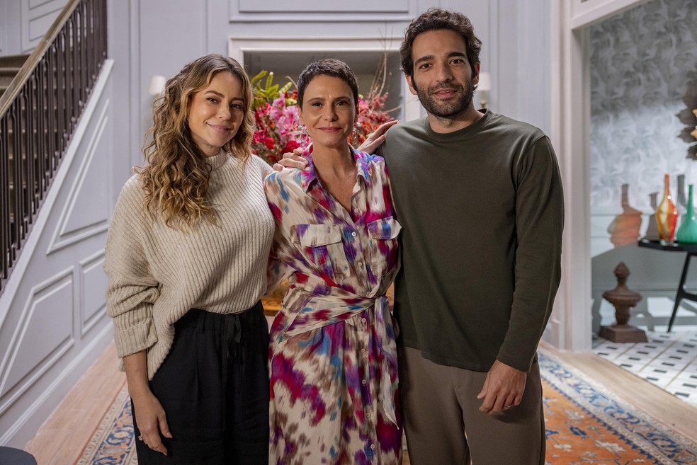 Heleninha (Paolla Oliveira), Celina (Malu Galli) e Afonso (Humberto Carrão) em 'Vale tudo' — Foto: Fábio Rocha/Rede Globo