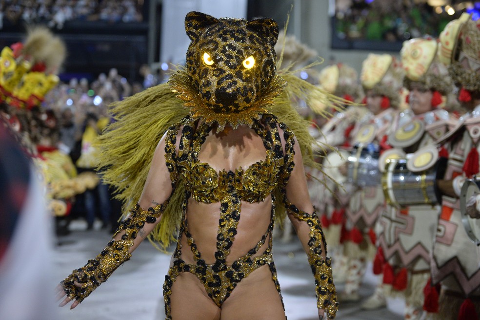Em 2024 teve onça e tecnologia na roupa de Paolla: o capacete que ela usou fechava automaticamente, cobrindo o rosto da atriz — Foto: Alex Ferro/Divulgação