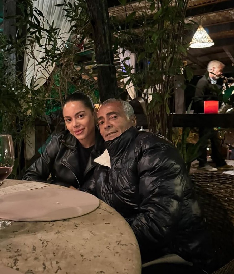 Romário posa agarradinho com namorada de 22 anos em jantar romântico