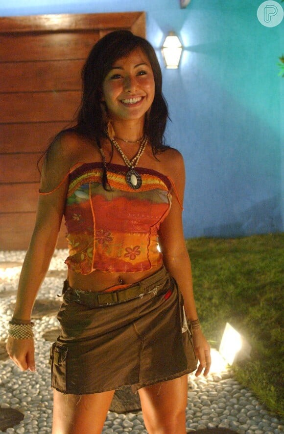 A saia de cintura baixa, muito utilizada por Sabrina Sato no 'BBB 3', é marca registrada do estilo 'Y2K', muito em alta neste verão — Foto: Reprodução