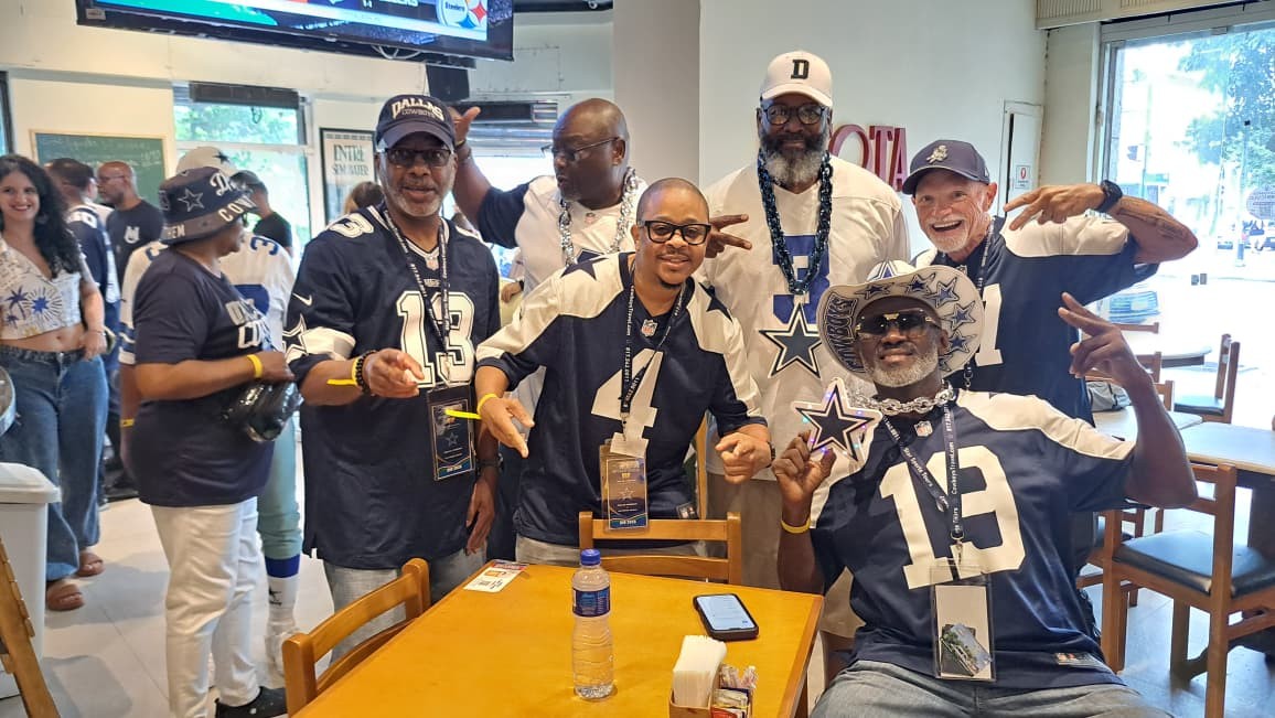 Tradicionais pontos de concentração das torcidas de futebol no Maracanã são tomados por fãs da NFL