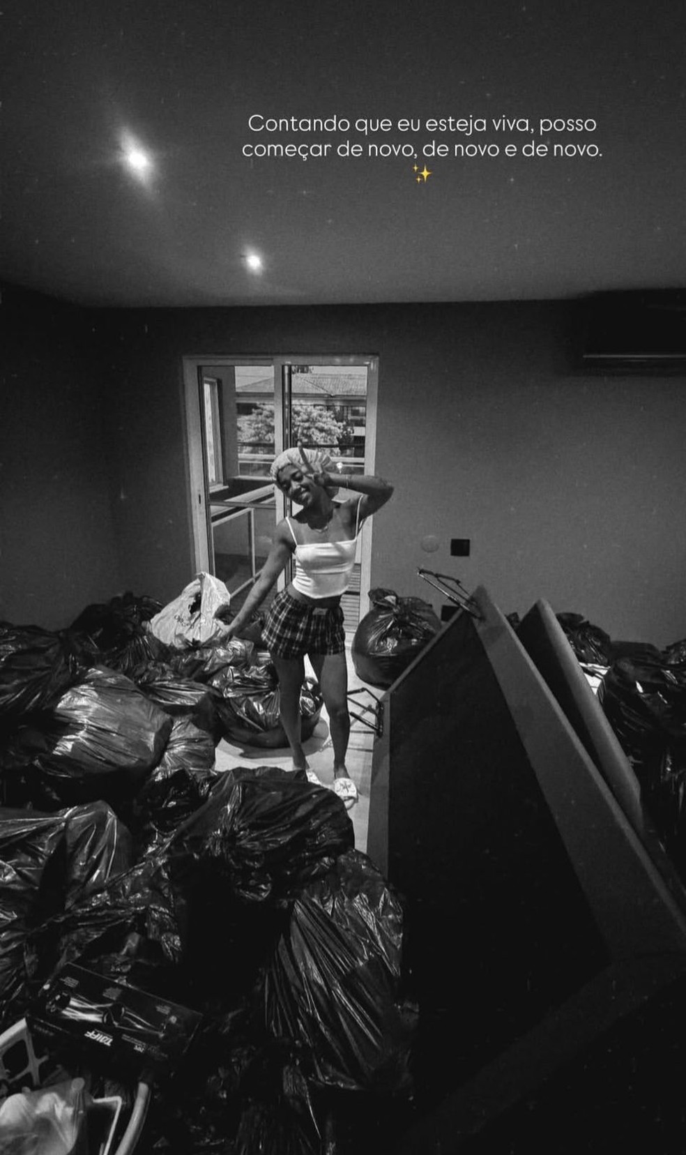 Poze do Rodo coloca pertences de Viviane Noronha em sacos após término — Foto: Reprodução/Instagram