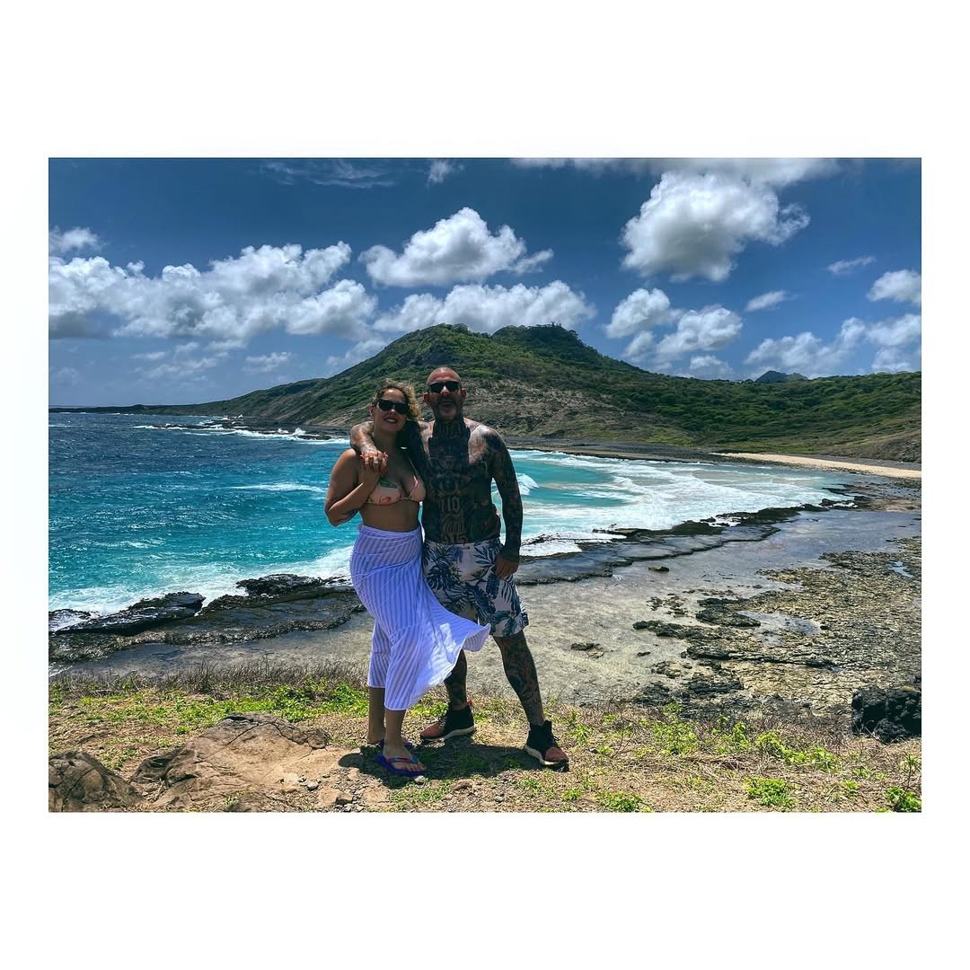 Henrique Fogaça com a esposa, Carine Ludvic — Foto: Reprodução/Instagram
