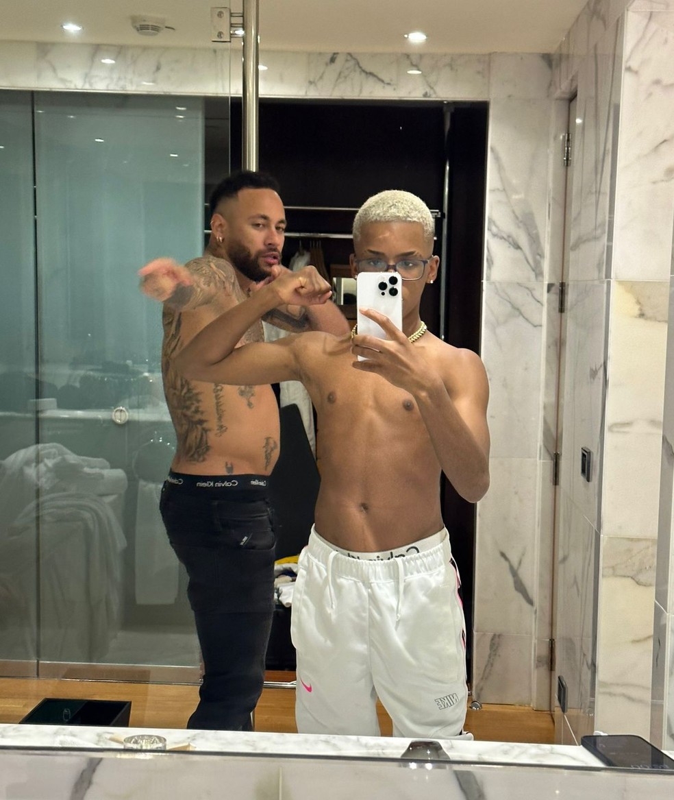 Neymar exibe barriguinha em foto, e internautas brincam — Foto: Instagram