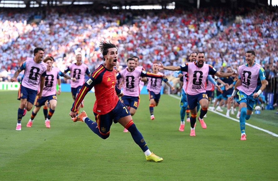 Ferran Torres comemora o gol da Espanha
