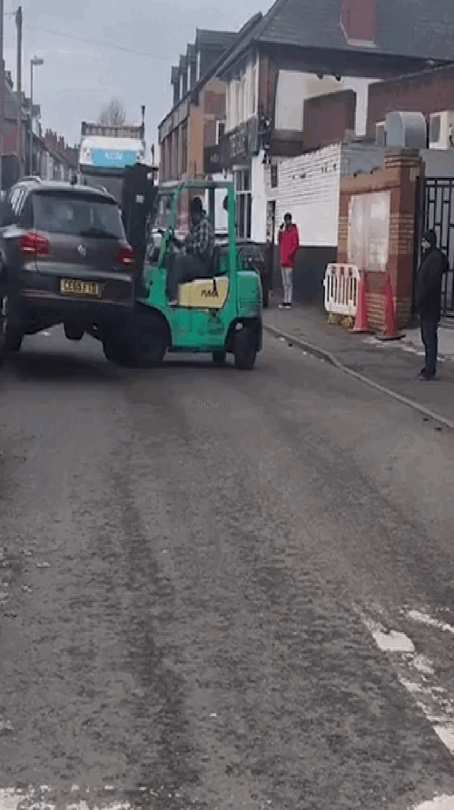 Homem usa empilhadeira para tirar carro parado na porta da sua garagem ...