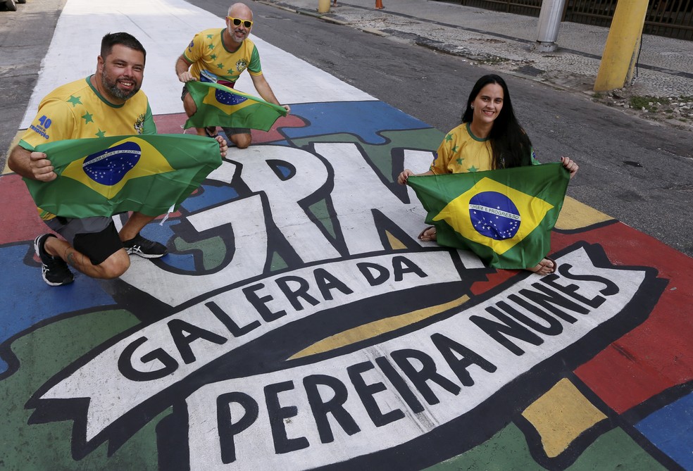 Rua Pereira Nunes mistura causa autista e torcida pelo Brasil na Copa do Mundo — Foto: Marcelo Theobald / Agência O Globo