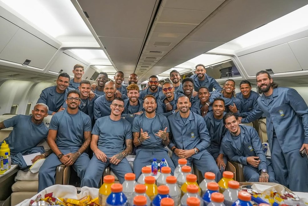 Jogadores da seleção com o uniforme de viagem feito pelo estilista Ricardo Almeida — Foto: Reprodução/Instagram