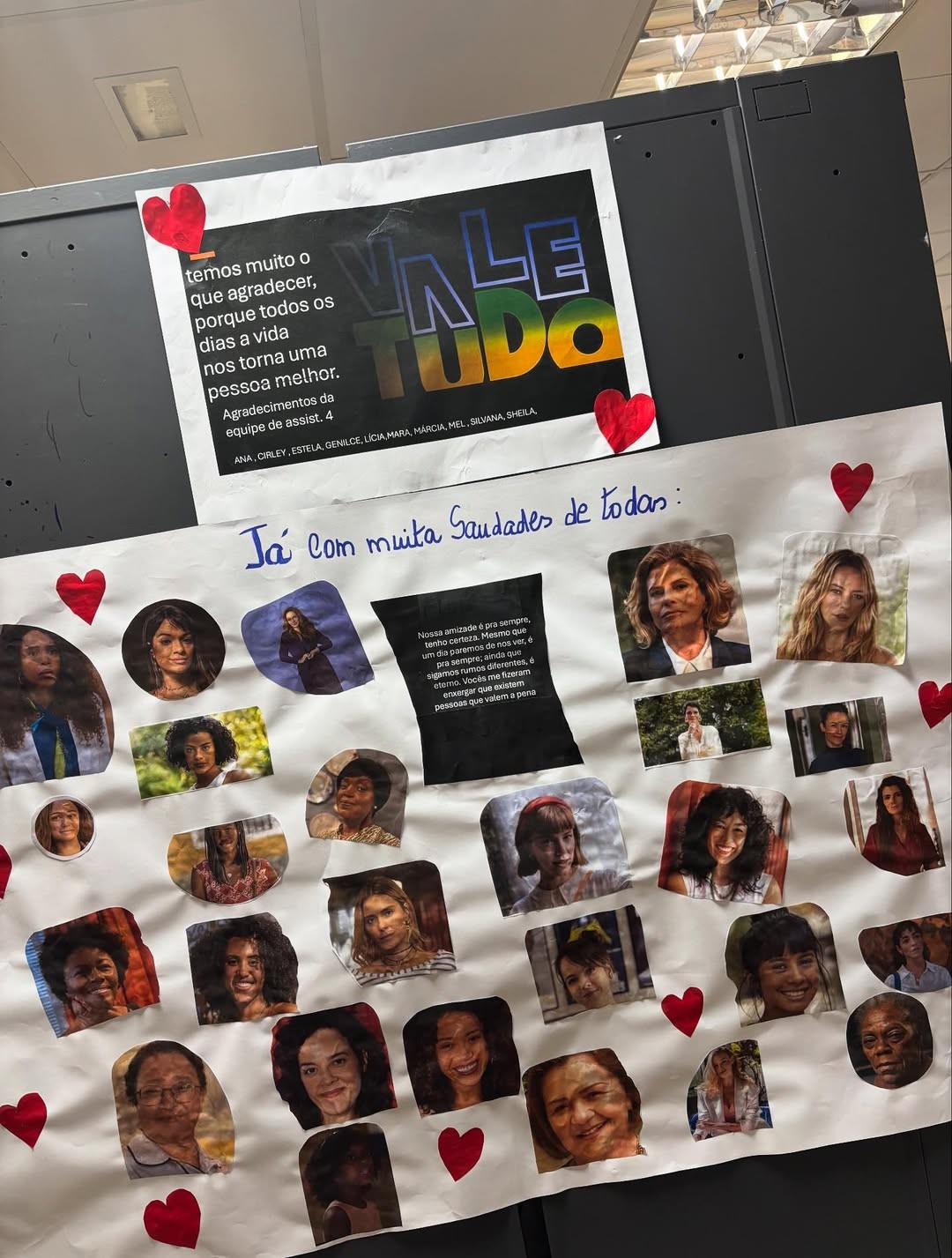 Mural com fotos das atrizes no camarim — Foto: Reprodução/Instagram