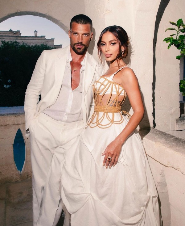 Quem é Simone Susinna? Ex de Anitta, ator passa temporada no Brasil ...