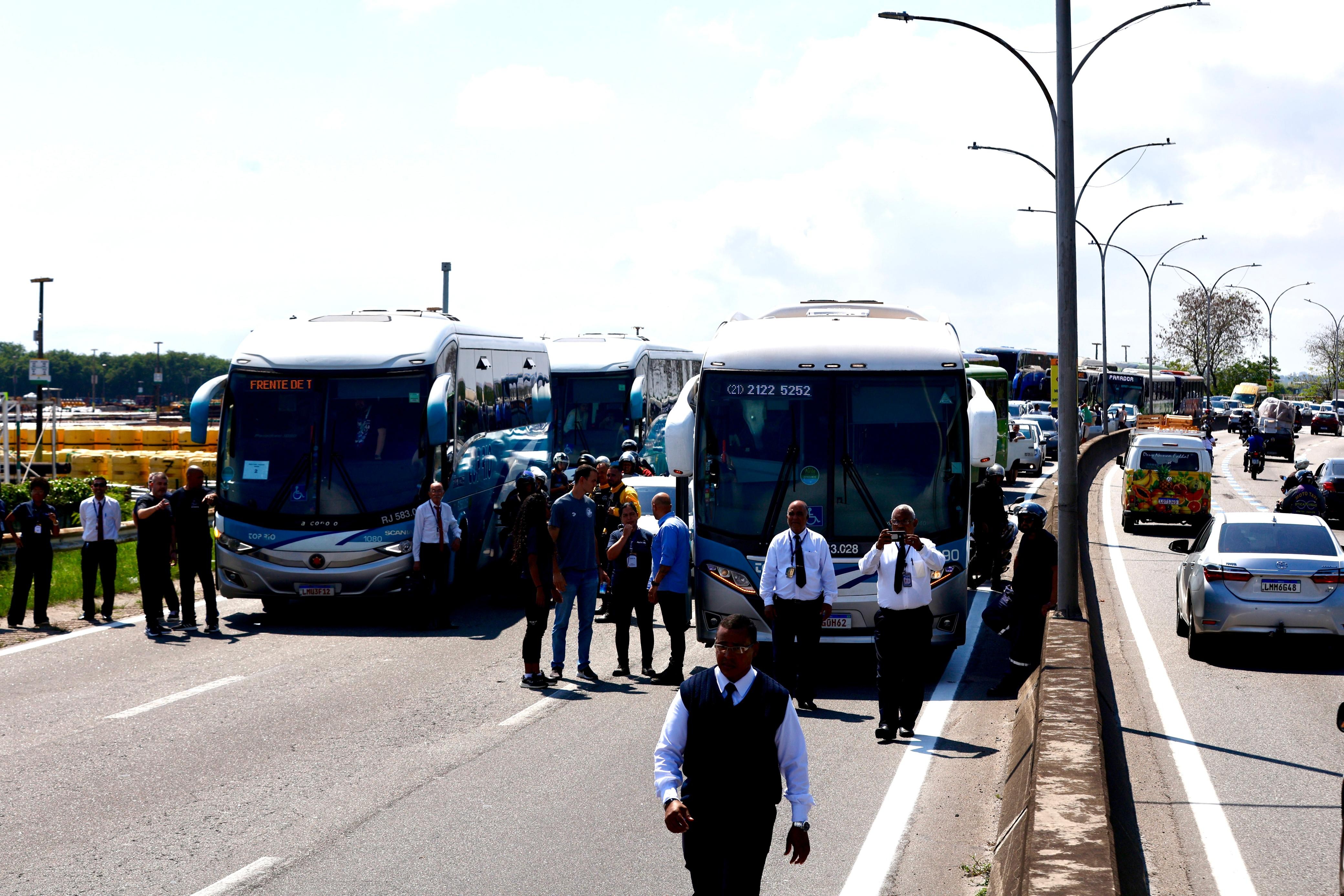 Criminosos armados abordam dois ônibus de escola particular na Linha Vermelha
