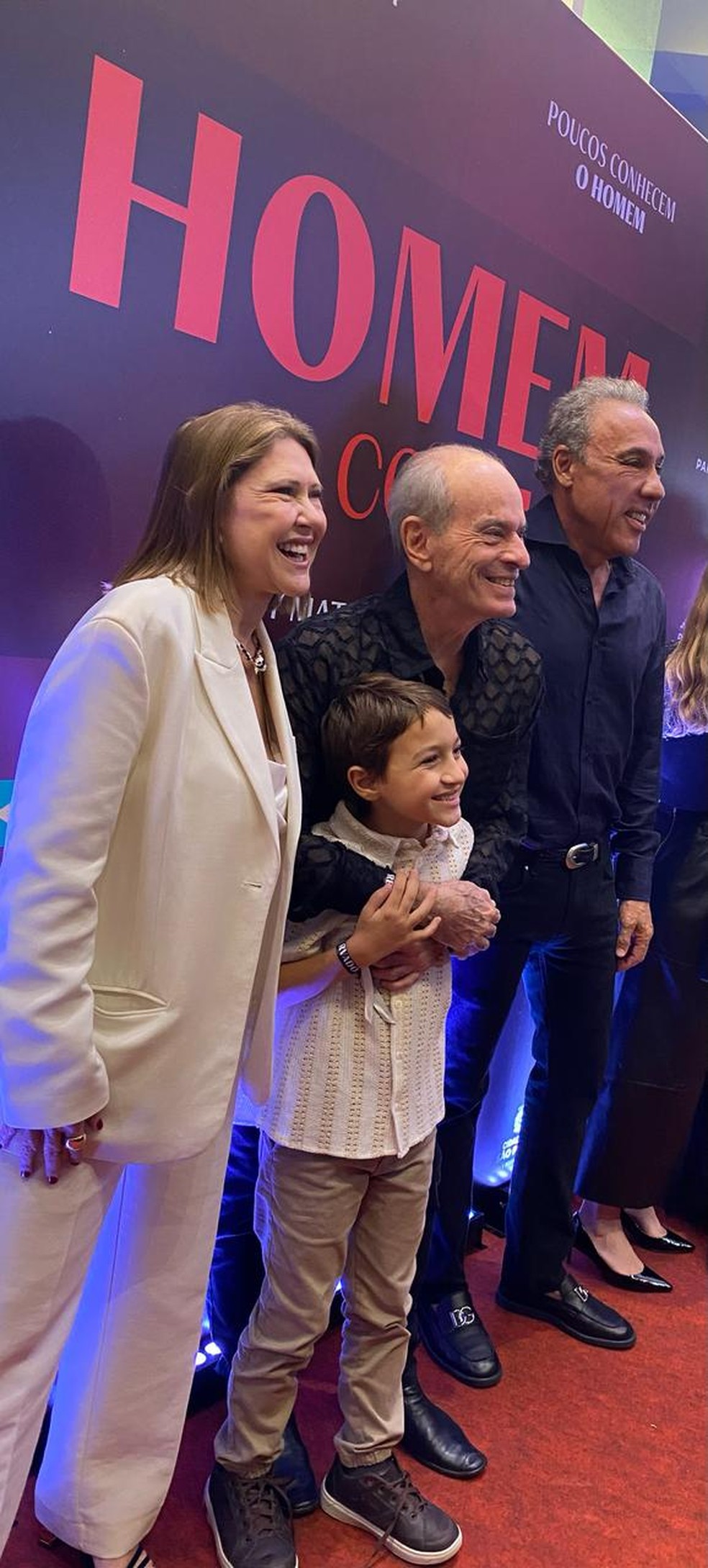 Mãe de Cazuza, Lucinha Araújo posa com Ney Matogrosso e ator que ...