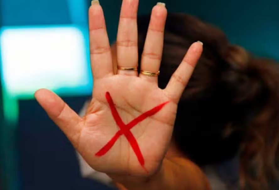 Uma das medidas vale para casos em que a vítima ou parente próximo e o agressor trabalhem no mesmo órgão, ou caso a mulher precise frequentar o local com frequência por razões profissionais